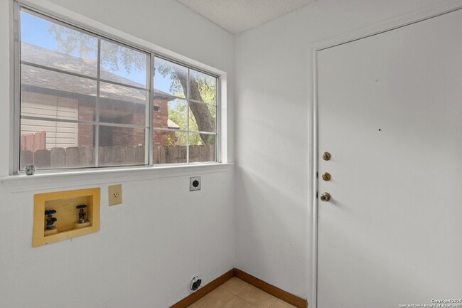 Building Photo - 10138 Sandbrook Hill