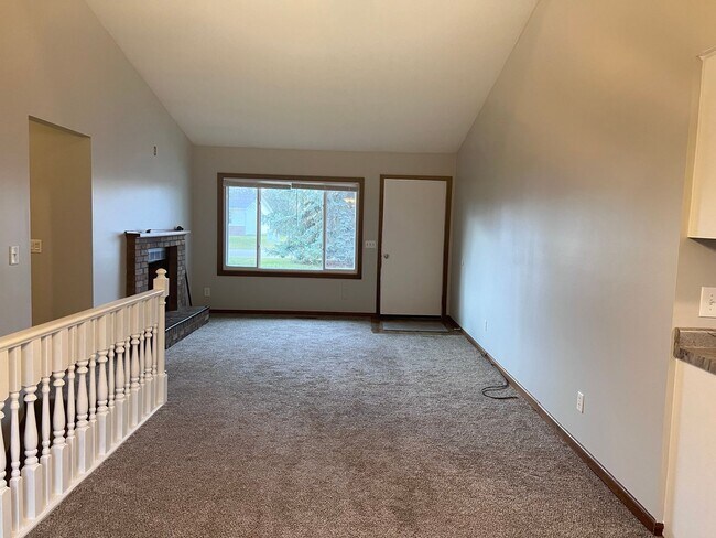 Building Photo - Three Bedroom Duplex in Rockford!