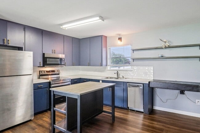 Building Photo - 755 E Bellville St