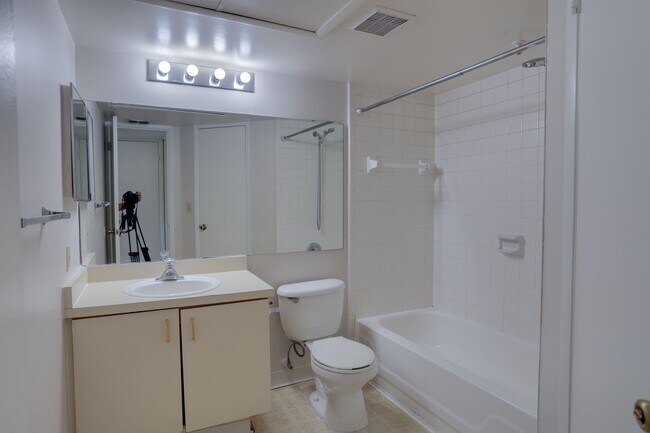 Building Photo - 385 Woodside Dr