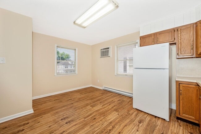 Building Photo - Apartment w/Parking