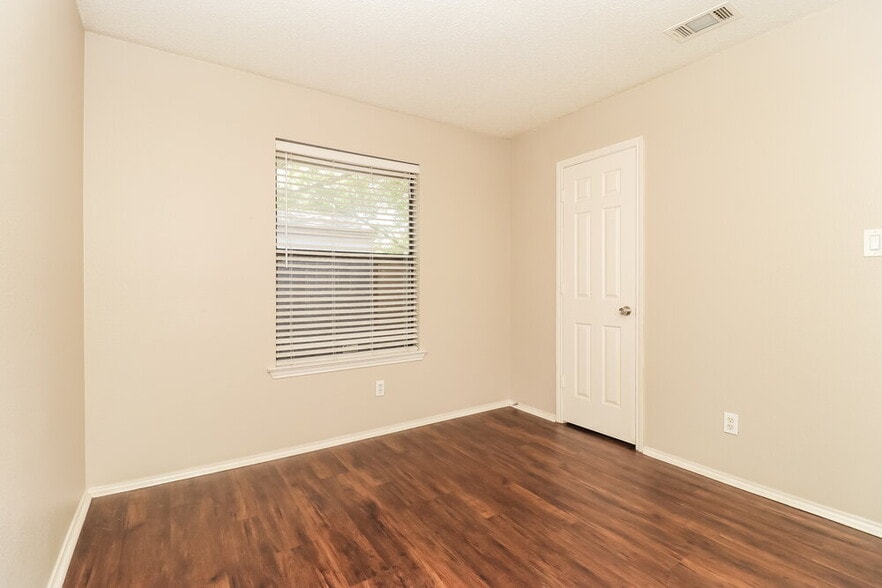 Building Photo - 111 Streamside Dr