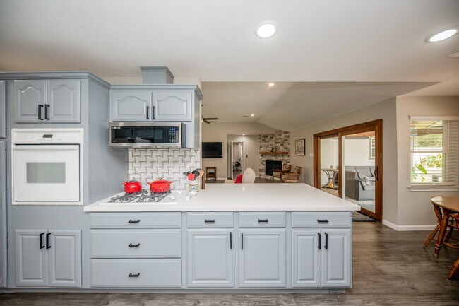 Building Photo - 926 Chantilly Ln