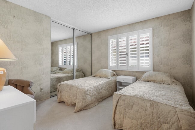 Building Photo - 175 Gran Via