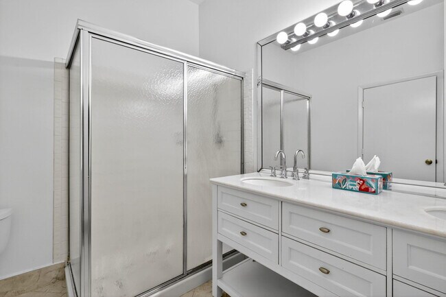 Building Photo - 5475 Verona Dr