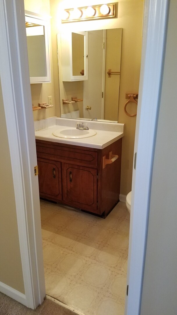 Building Photo - Cute 3 Bed/1 & 1/2 Bath, House located in the heart of St. B!