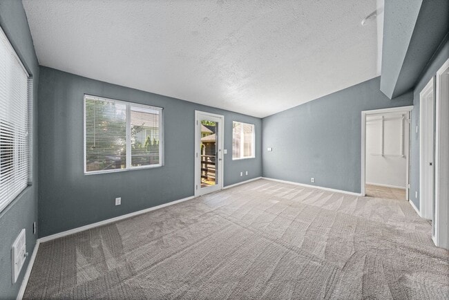 Building Photo - Kennydale Rambler with parking- Close to Lake Washington