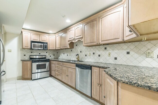 Building Photo - Spacious 5BR House in Pottstown