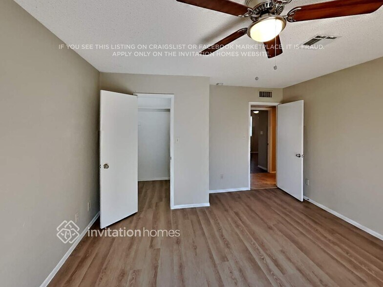 Building Photo - 10413 W Calle Del Oro