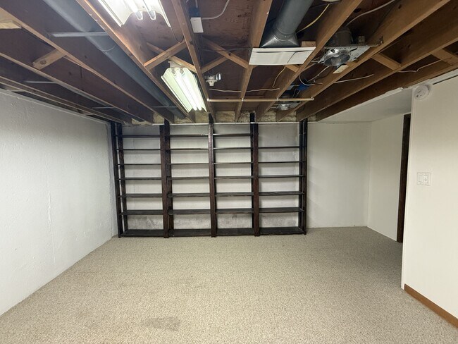 Building Photo - 2447 Roanoke Dr