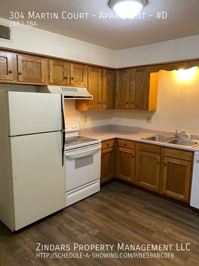 Building Photo - Updated bilevel 2 bedroom 1.5 bath townhou...