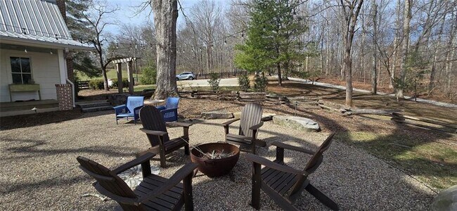 Building Photo - 812 Bessie Ln