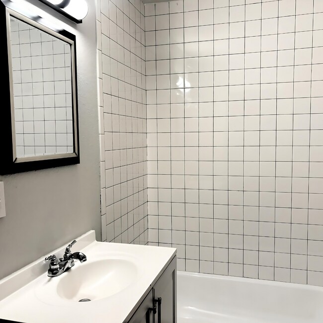 Building Photo - 911 W Leola St