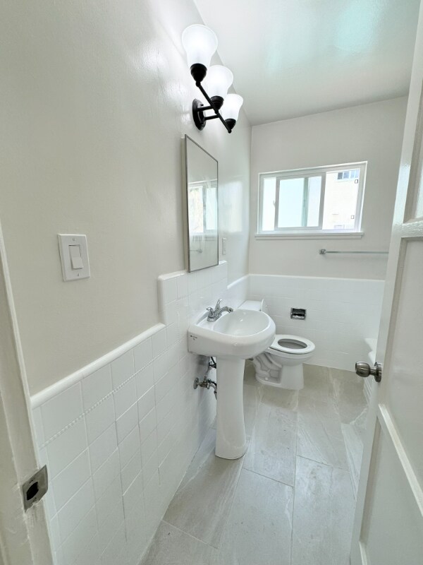 Building Photo - 905 N Sweetzer Ave