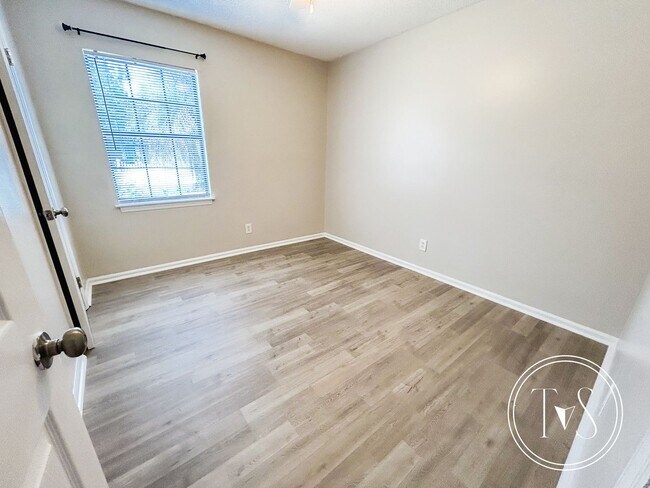 Building Photo - 258 Garden Cir