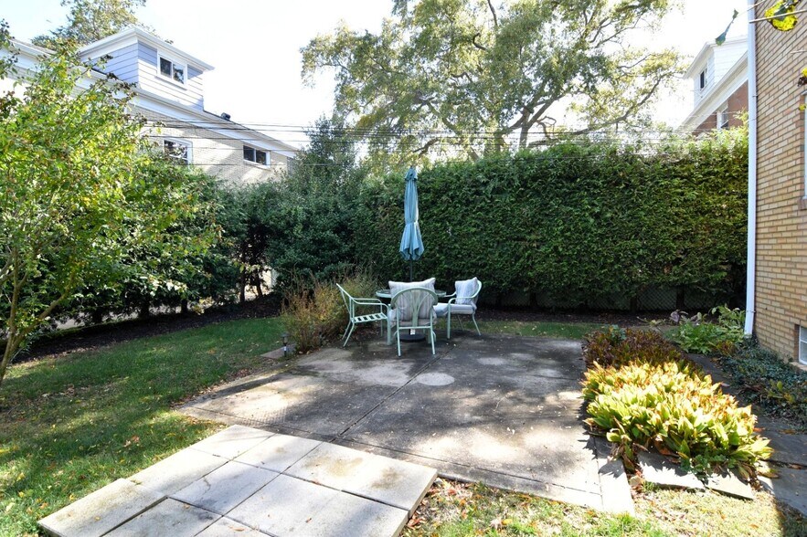 Building Photo - 2025 Riverside Dr