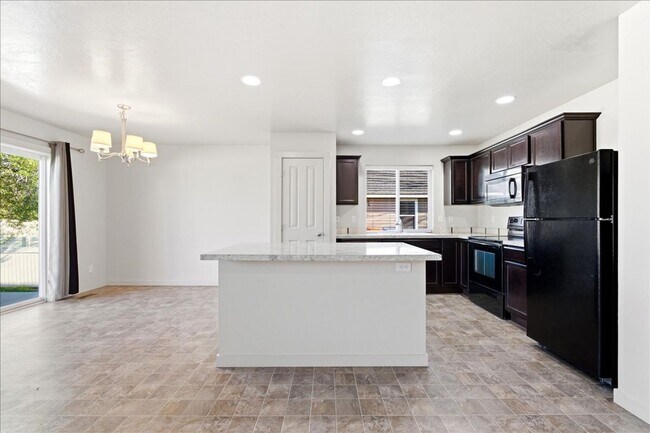 Building Photo - Single Level 3-bedroom 2-bathroom home in SW Boise