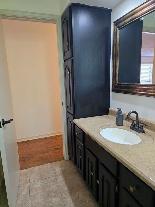 Building Photo - Newly Renovated 3/2/2 with Cul-de-Sac Location