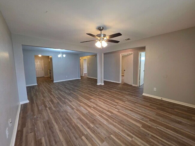 Building Photo - Updated 3/2 Duplex Near Shopping in San Antonio