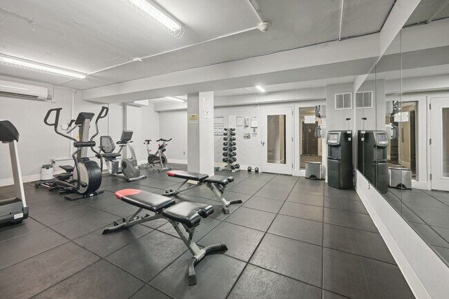 Building Photo - Walk to Georgetown! One Month Concession! Professionally Managed & Recently Renovated // 1 Bedroo...