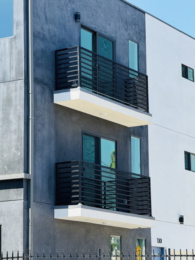 Building Photo - 1301 N Kingsley Dr