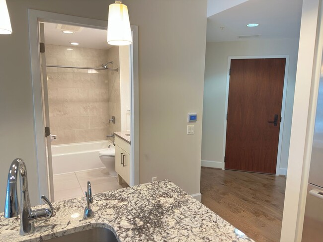 Building Photo - Stunning 2 bed (Primary bedroom + den w/cl...