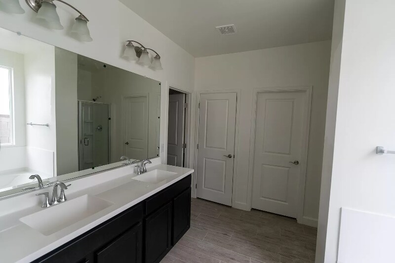 Building Photo - 640 E Vail Ln