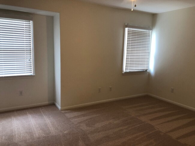 Building Photo - Great Close-In Condo