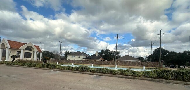 Building Photo - 4242 Lakeshore Forest Dr
