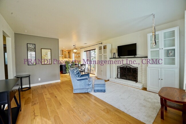 Building Photo - Stunning Remodeled Condo with Designer Fin...