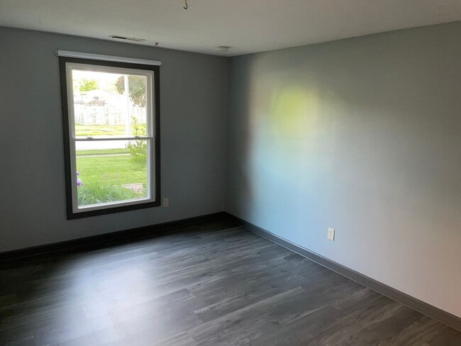 Building Photo - New Listing! 3 Bedroom 2 Bath