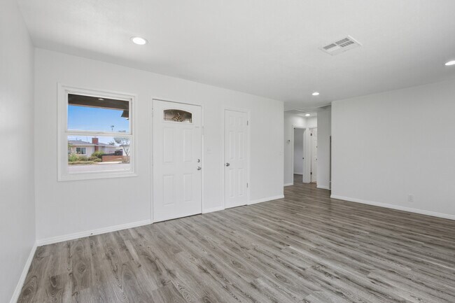 Building Photo - 785 N Victoria Dr