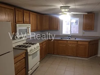 Building Photo - 206 Balsam St