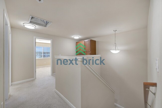 Building Photo - "Spacious 4-Bed Townhouse Retreat: 3.5 Baths & 2400 sq ft of Comfort in Auburn, WA!"