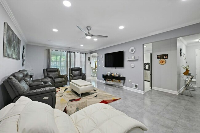 Building Photo - 10 Fourwood Ct