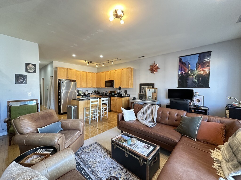 Building Photo - 1743 W North Ave