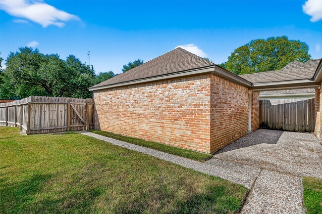 Building Photo - 818 Silvergate Dr