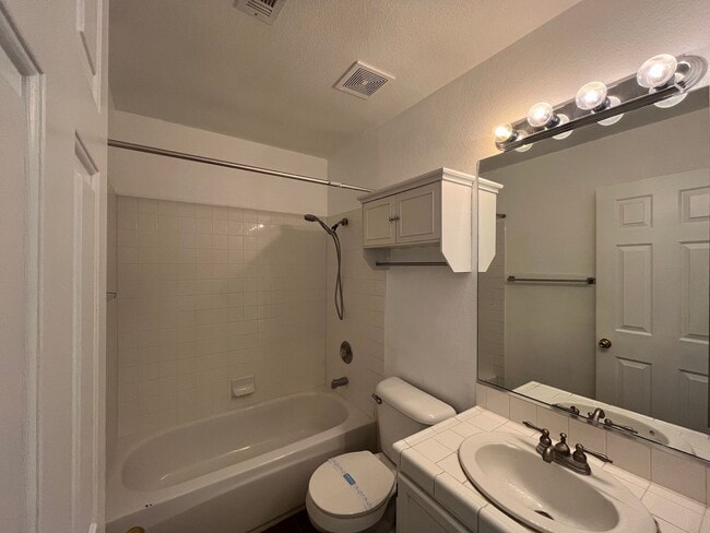 Building Photo - Fantastic 2 Bedroom Condo with Attached Garage