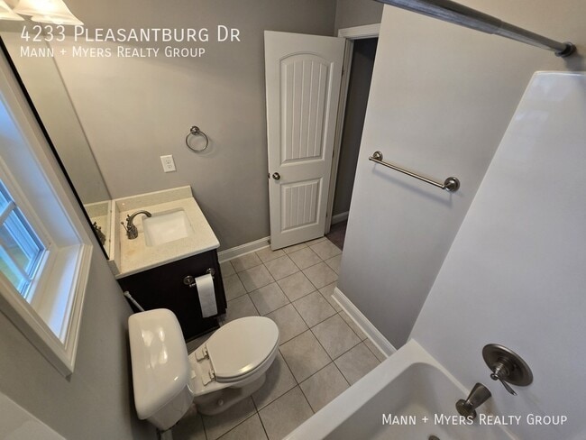Building Photo - 4233 Pleasantburg Dr