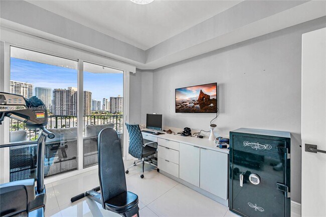 Building Photo - 19900 E Country Club Dr