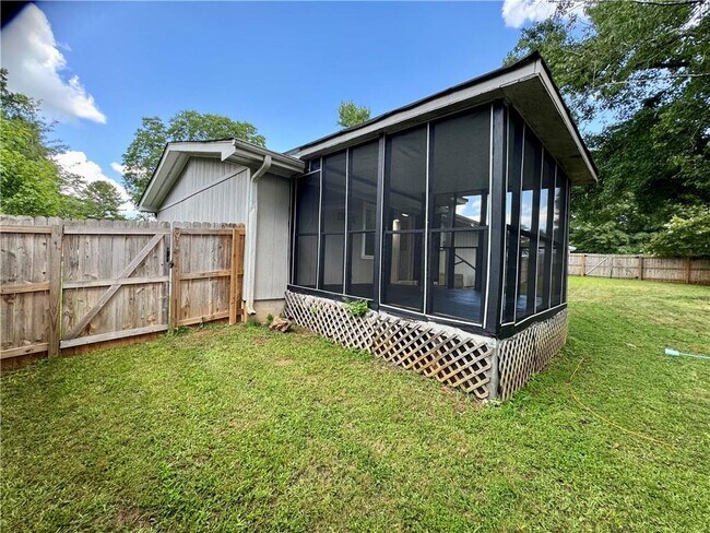 Building Photo - 7 Sherwood Loop