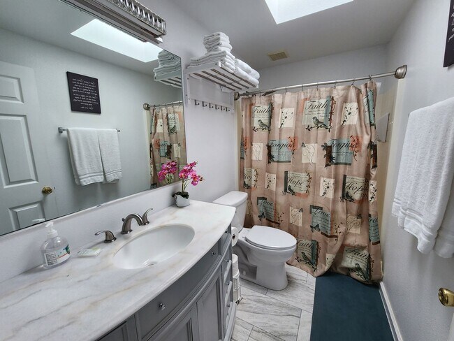 Building Photo - Fully Furnished House in Eureka