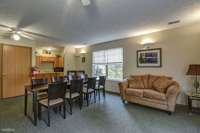 Building Photo - 3 br, 1.5 bath Townhome - Canterbury Place