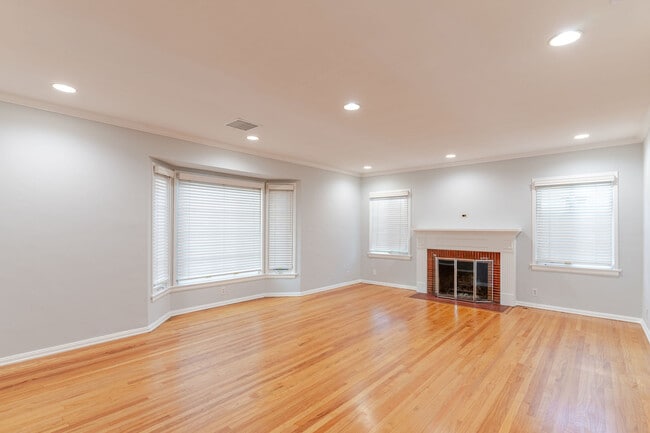 Building Photo - 640 E Valencia Ave