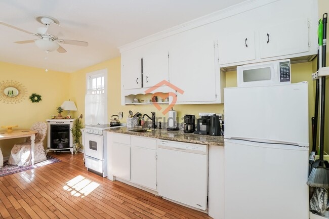 Building Photo - 1 bed / 1 bath ~ Fully Furnished