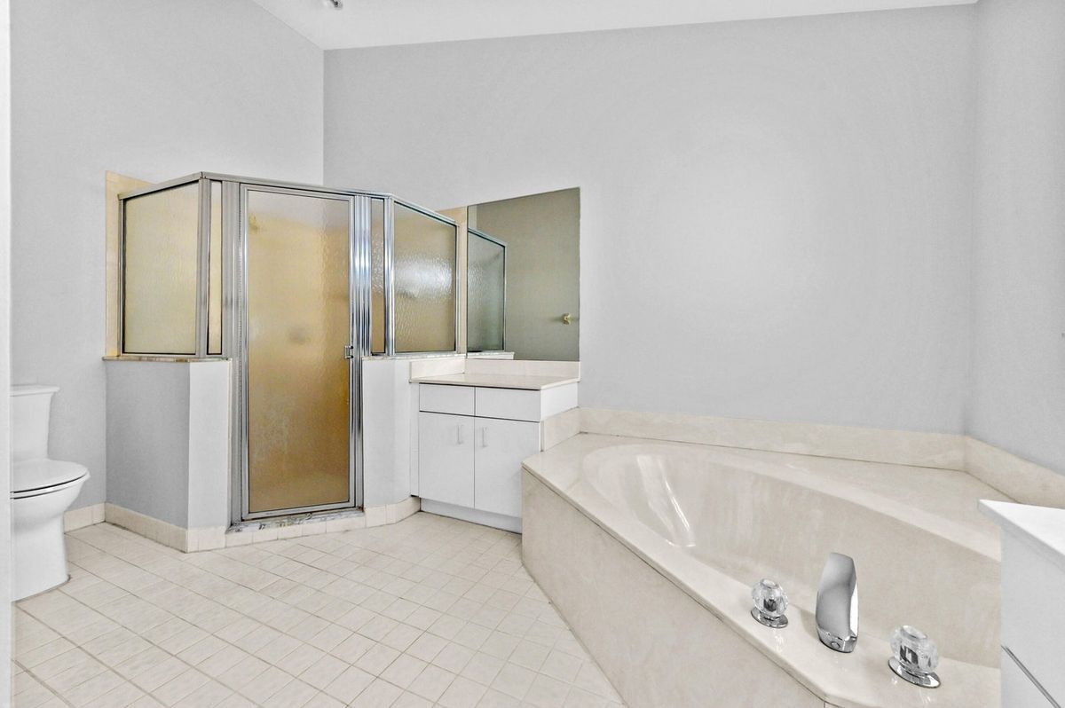 Building Photo - 14066 Glenlyon Ct