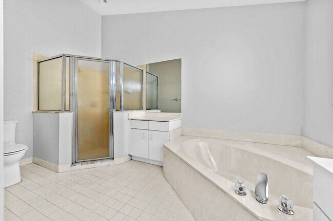 Building Photo - 14066 Glenlyon Ct