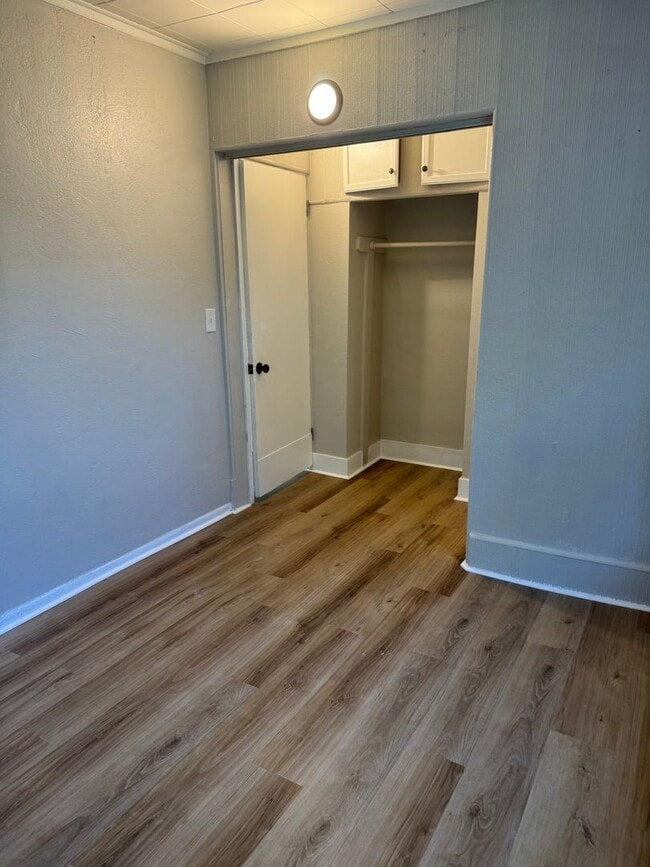 Building Photo - Recently Remodeled 3 Bedroom Home