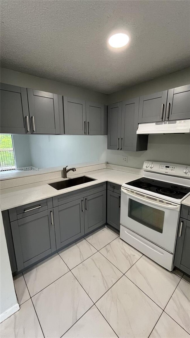 Building Photo - 4010 Lakeside Dr