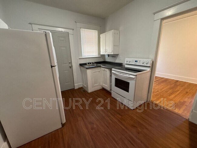 Building Photo - 1112 Troupe St